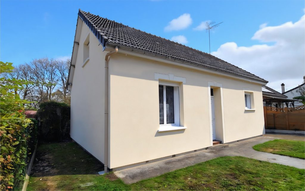 Ravalement complet de la façade d'un petit pavillon individuel avec un enduit clair et lumineux dans l'Oise.